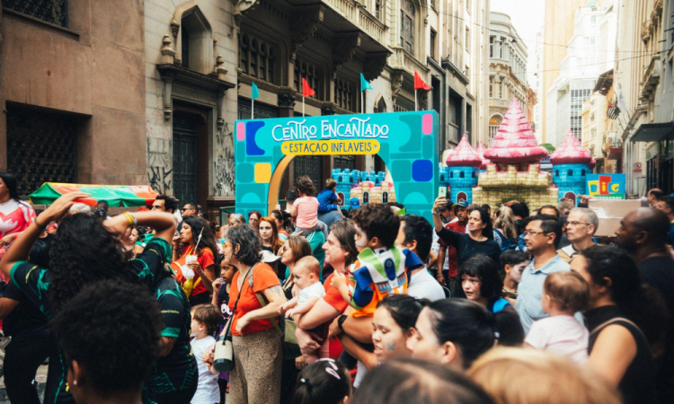 Centro de São Paulo vira parque encantado com shows, brincadeiras gigantes e passeio com quitutes juninos